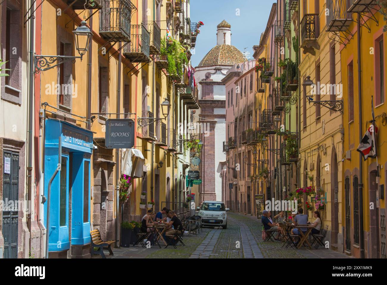Vue le long du Corso Vittorio Emanuele II pavé dans le quartier historique de sa Costa, dôme de tuiles colorées de la cathédrale ProMinent, Sardaigne Banque D'Images