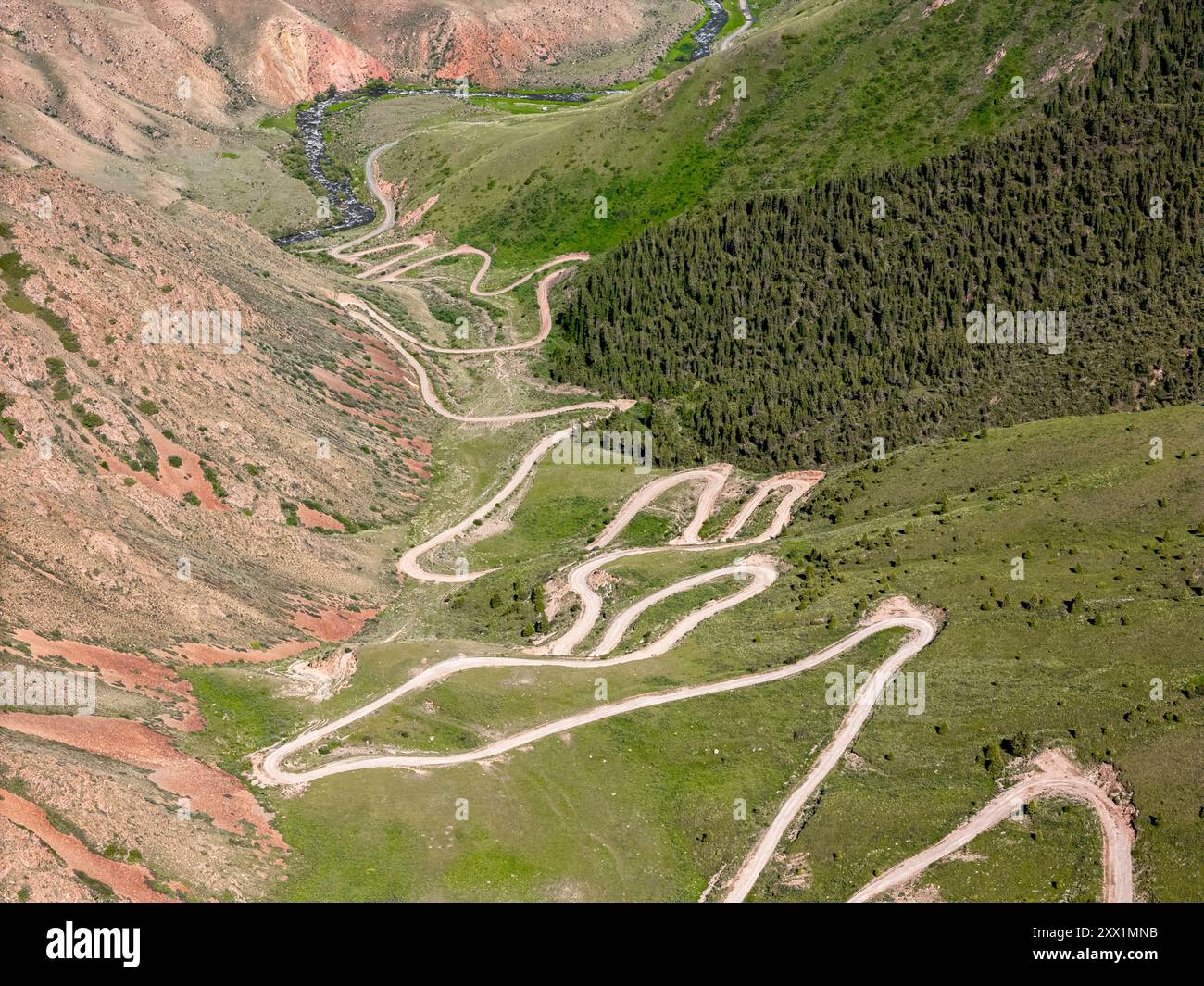 Vue aérienne de la route de montagne sinueuse au col de Kalmak-Ashu, Kirghizistan, Asie centrale, Asie Banque D'Images