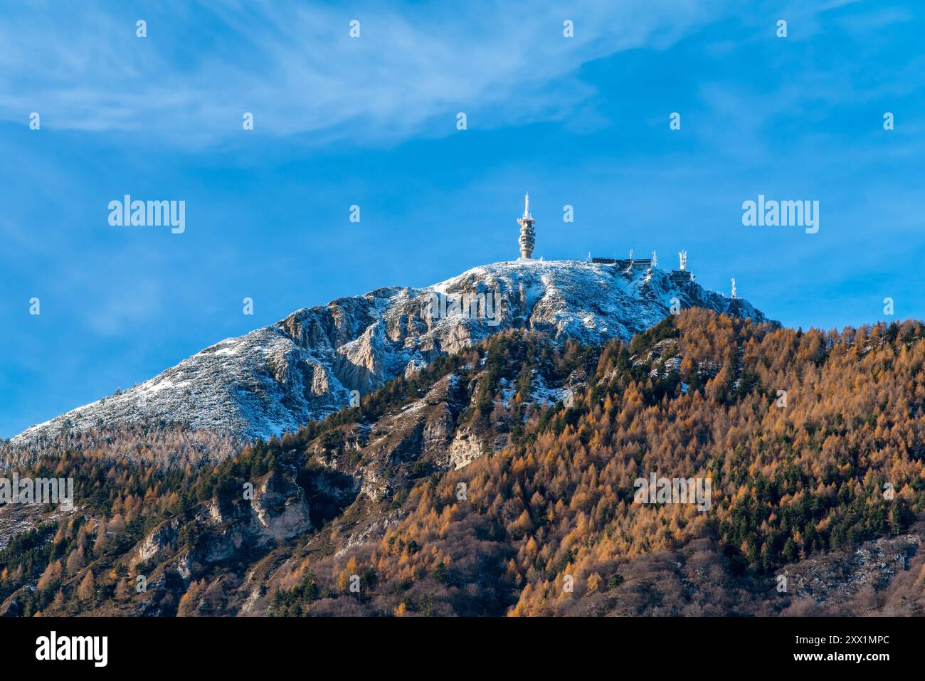 Sommet de la montagne Palon couvert de neige dans un paysage d'automne avec des arbres de couleur jaune et brun, Garniga terme, Trentin, Italie, Europe Banque D'Images