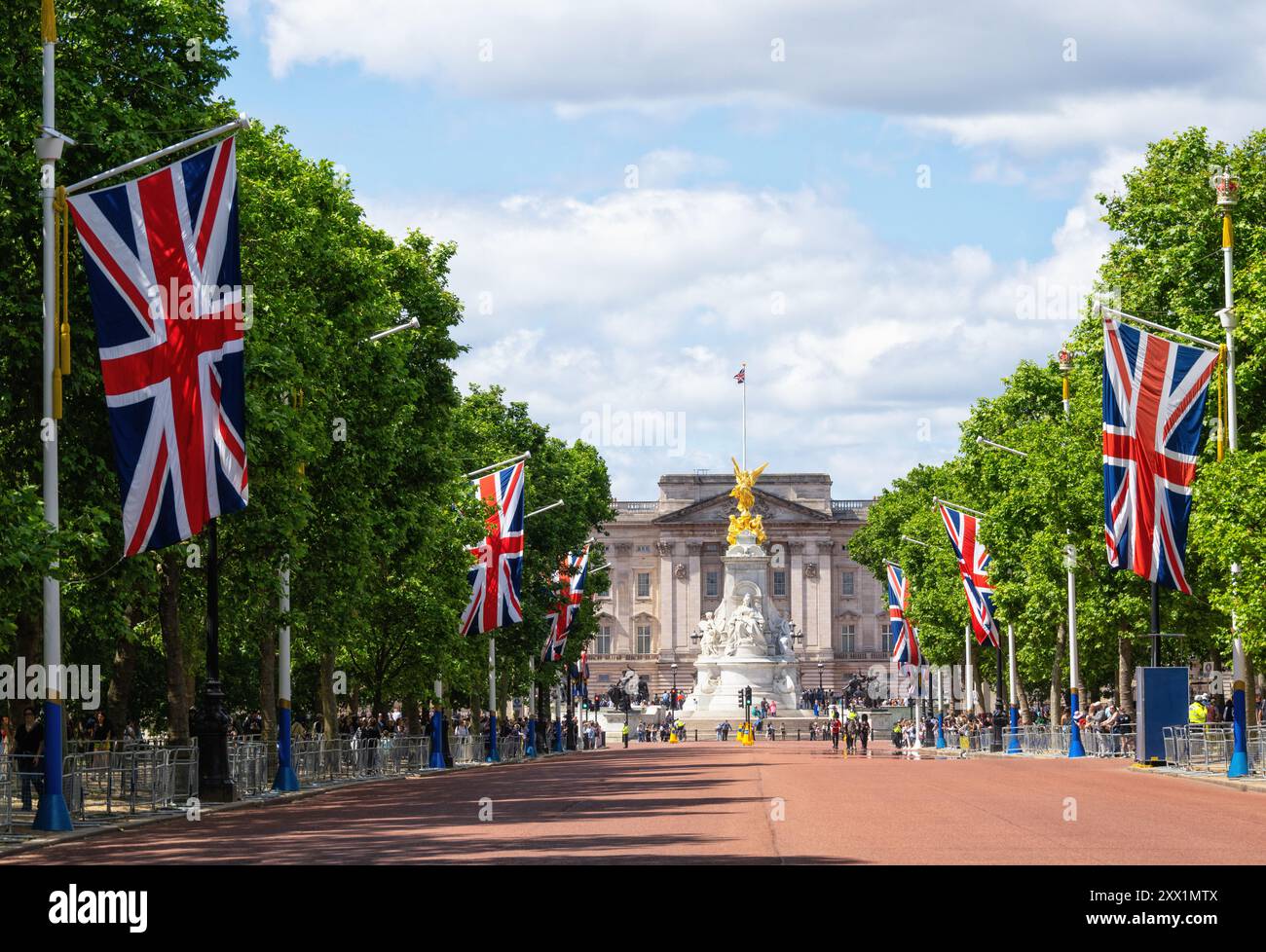 Vue le long du Mall vers Victoria Memorial et Buckingham Palace, Londres, Angleterre, Royaume-Uni, Europe Banque D'Images