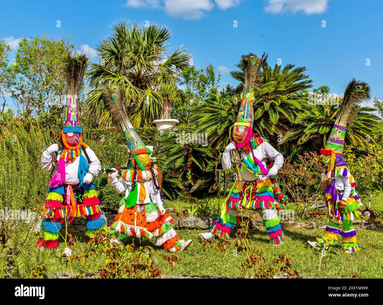 Danseurs de Gombey, artistes traditionnels, en troupes de 10 à 20, d'un mélange de culture amérindienne, caribéenne et britannique, Bermudes Banque D'Images
