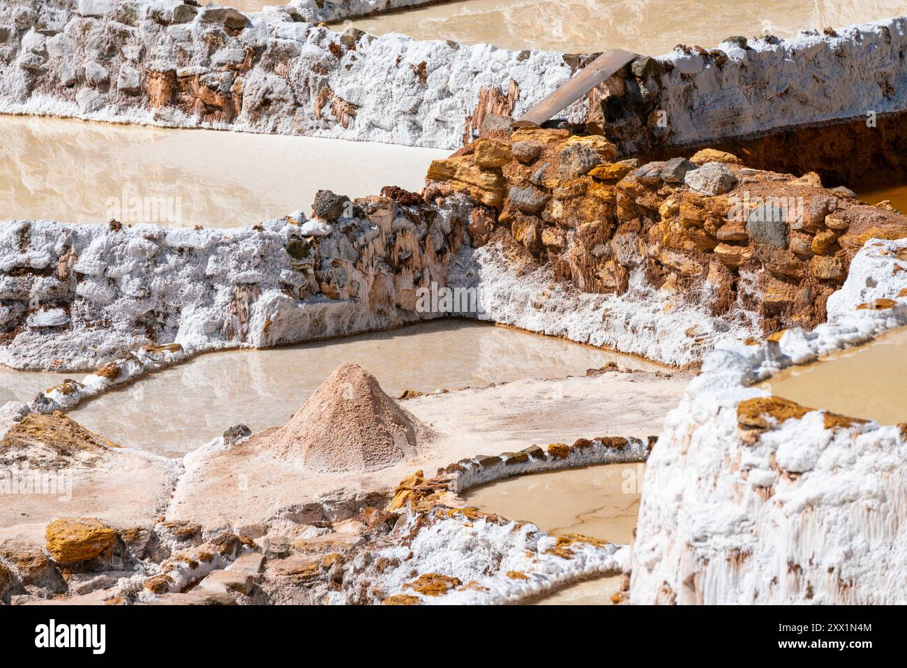Pile de sel extrait aux terrasses des marais salants de Maras, Salinas de Maras, région de Cuzco, Pérou, Amérique du Sud Banque D'Images