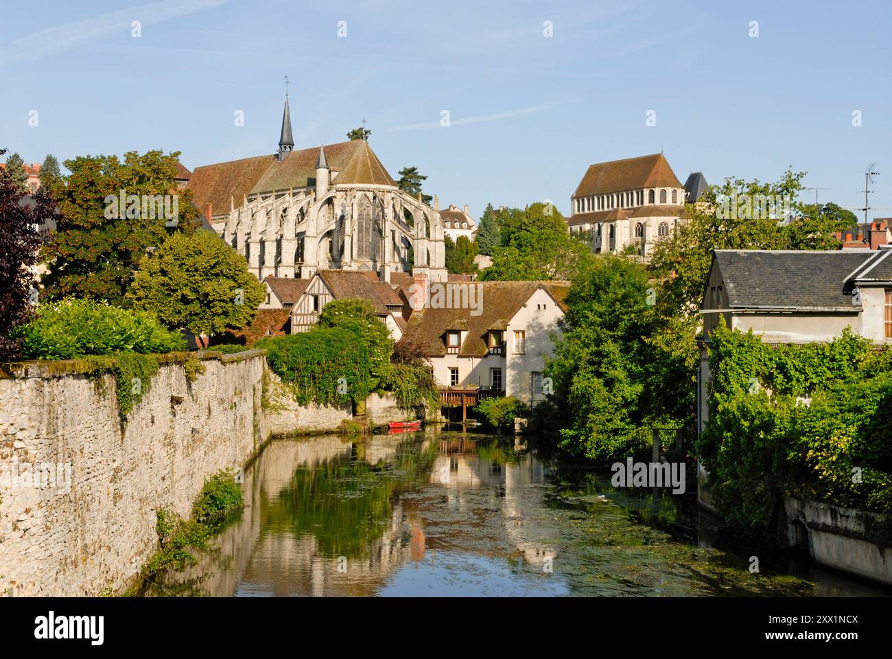 Vue le long de l'Eure avec l'église Saint-Pierre, Chartres, Eure-et-Loir département, région Centre, France, Europe Banque D'Images