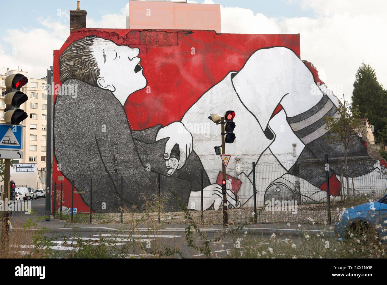Peinture murale, sur un mur voué à la destruction, par les artistes de rue Ella et Pitr, quartier de la gare de Châteaucreux, Saint-Etienne Banque D'Images