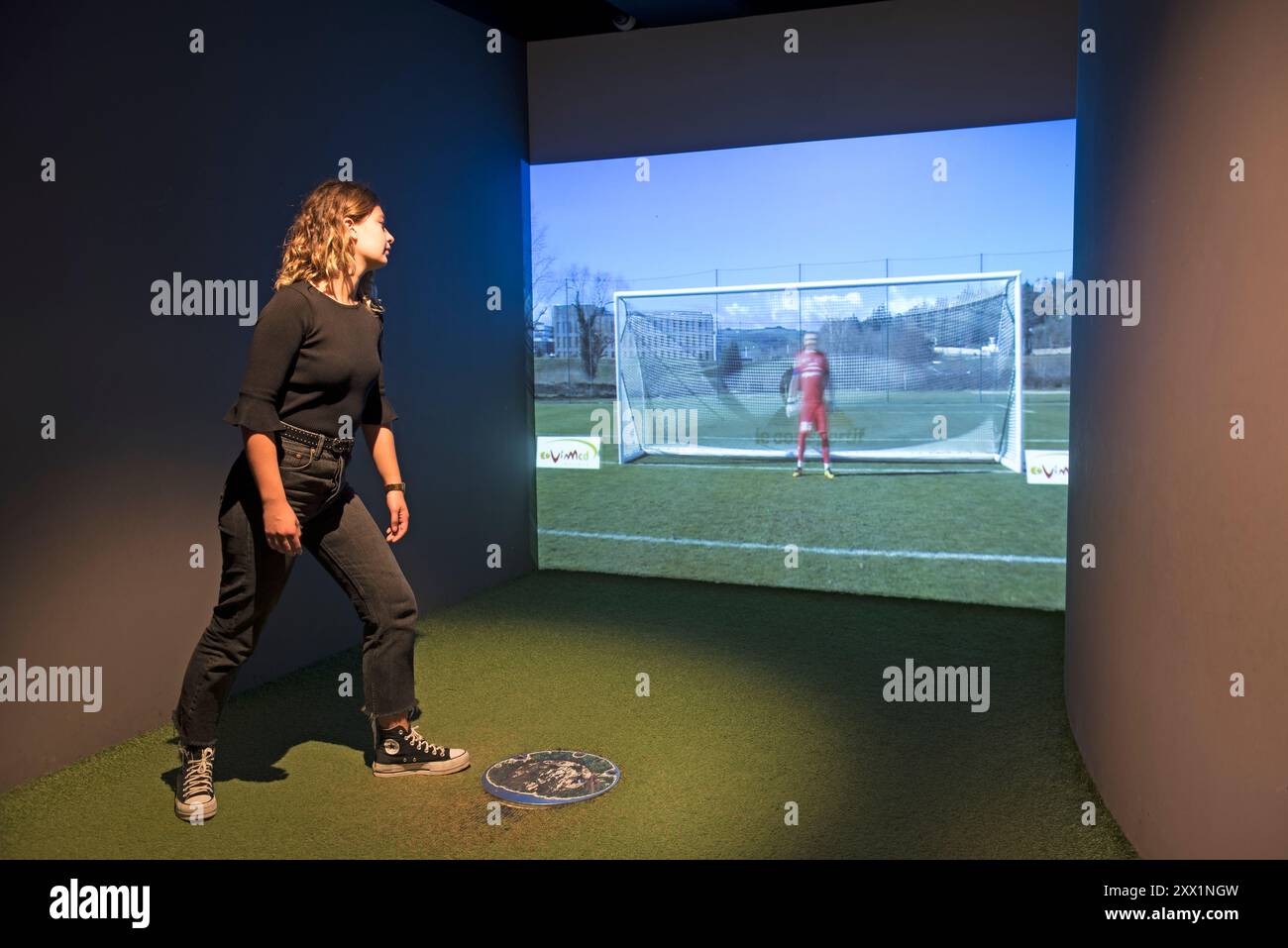 Dispositif permettant aux visiteurs de simuler un tir au but, Musée du stade Geoffroy-Guichard, Saint-Etienne, département de la Loire, région Auvergne-Rhône-Alpes Banque D'Images