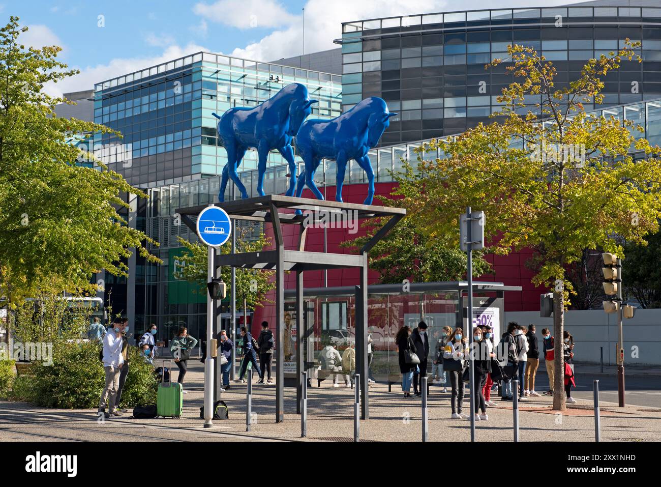 Le cheval Bleu de l'artiste Assan Smati, surplombant la ligne de tramway, Saint-Etienne, département de la Loire, région Auvergne-Rhône-Alpes Banque D'Images
