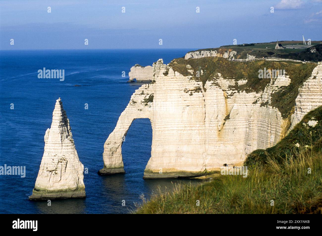 Falaise et aiguille d'aval, Etretat, Côte d'Albatre, pays de Caux, Seine-maritime, région haute-Normandie, France, Europe Banque D'Images