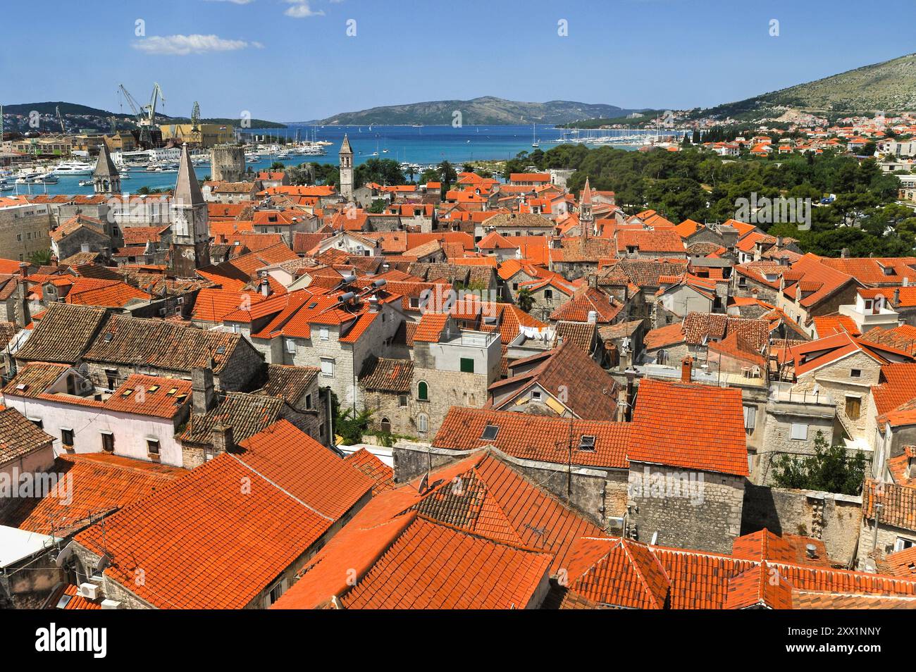 La vieille ville vue depuis le clocher de la cathédrale de préparé Lawrence, Trogir, site du patrimoine mondial de l'UNESCO, près de Split, Croatie, Europe du Sud-est Banque D'Images