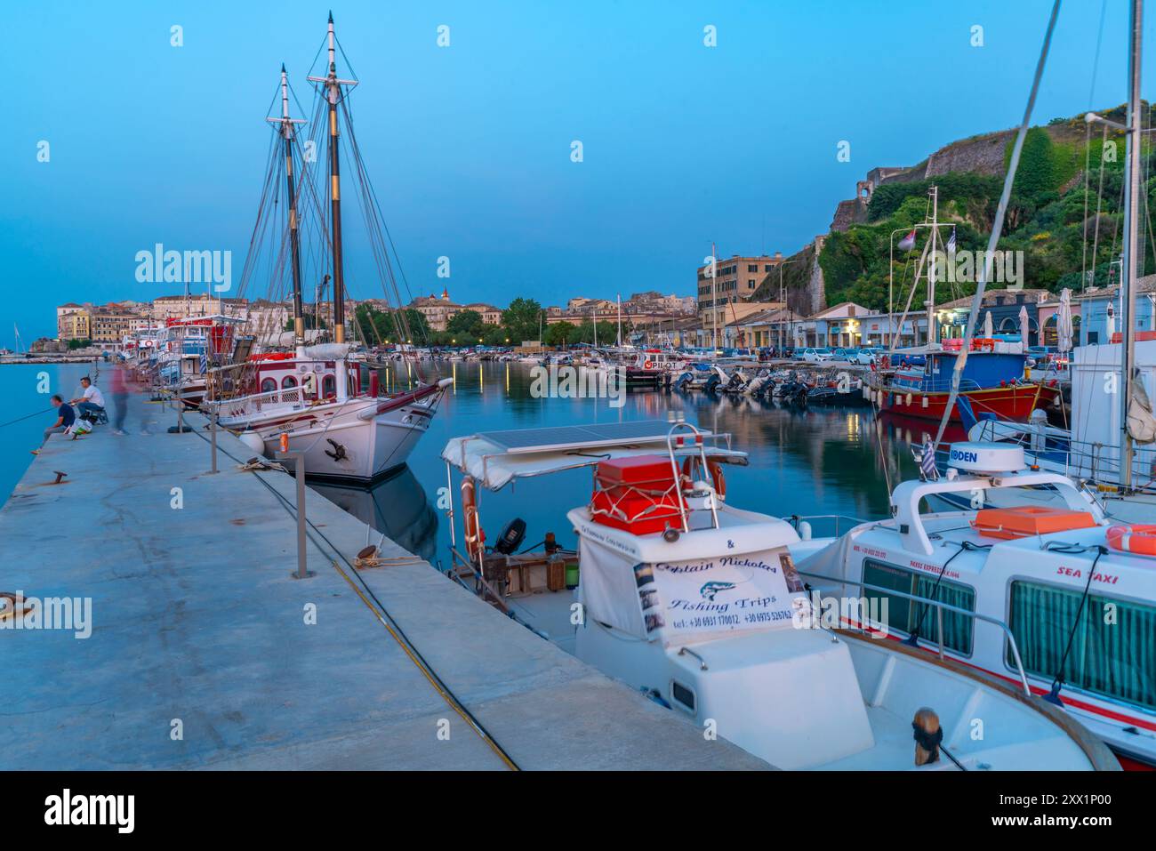 Vue des bateaux dans le Vieux Port Marina au crépuscule, Corfou, mer Ionienne, îles grecques, Grèce, Europe Banque D'Images