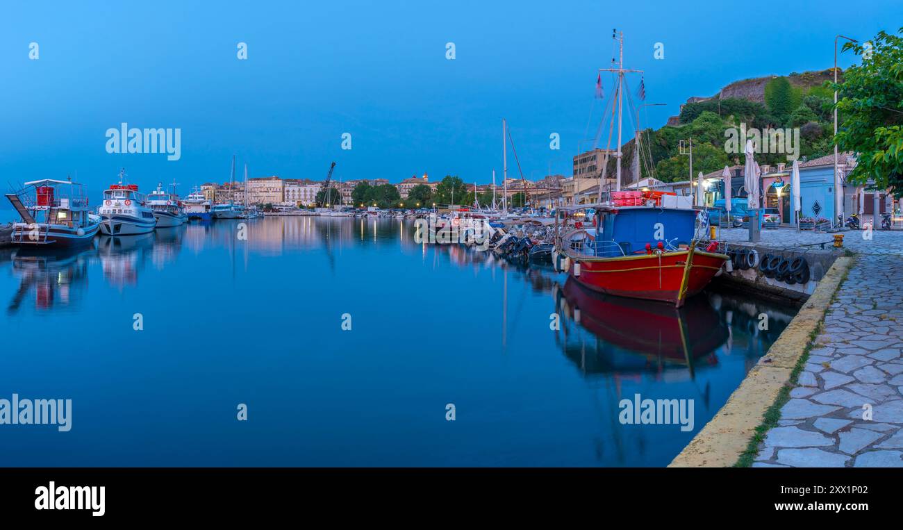 Vue des bateaux dans le Vieux Port Marina au crépuscule, Corfou, mer Ionienne, îles grecques, Grèce, Europe Banque D'Images