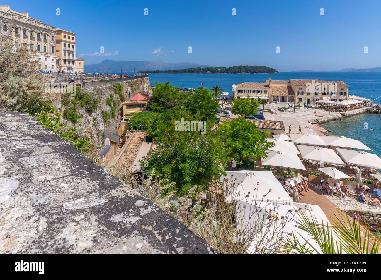 Vue de Faliraki Corfou dans la ville de Corfou, Corfou, mer Ionienne, îles grecques, Grèce, Europe Banque D'Images