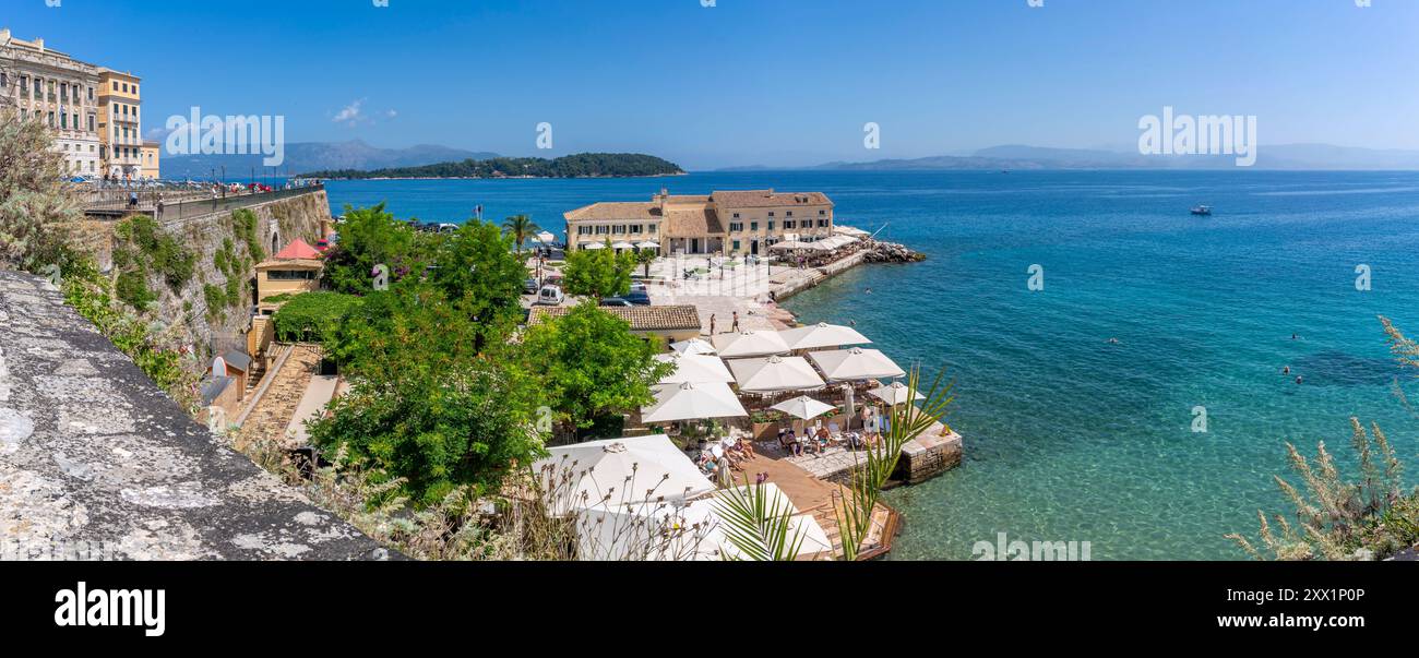 Vue de Faliraki Corfou dans la ville de Corfou, Corfou, mer Ionienne, îles grecques, Grèce, Europe Banque D'Images
