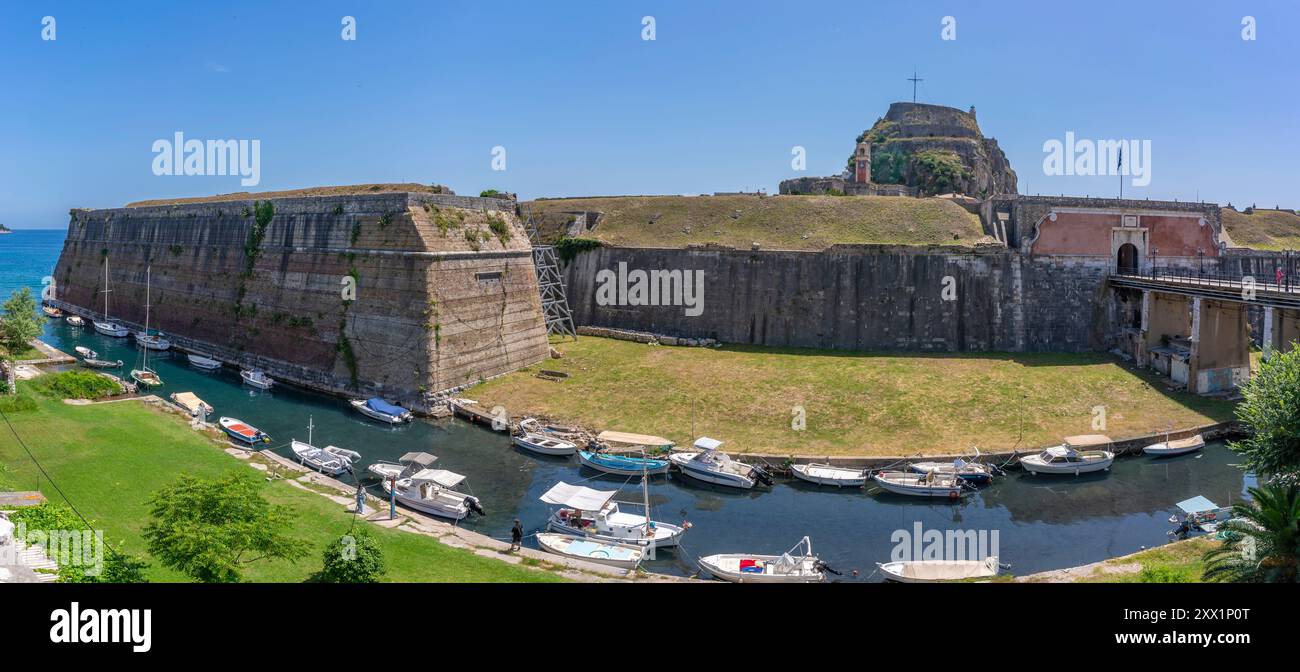 Vue de la vieille forteresse de Corfou dans la ville de Corfou, site du patrimoine mondial de l'UNESCO, Corfou, mer Ionienne, îles grecques, Grèce, Europe Banque D'Images