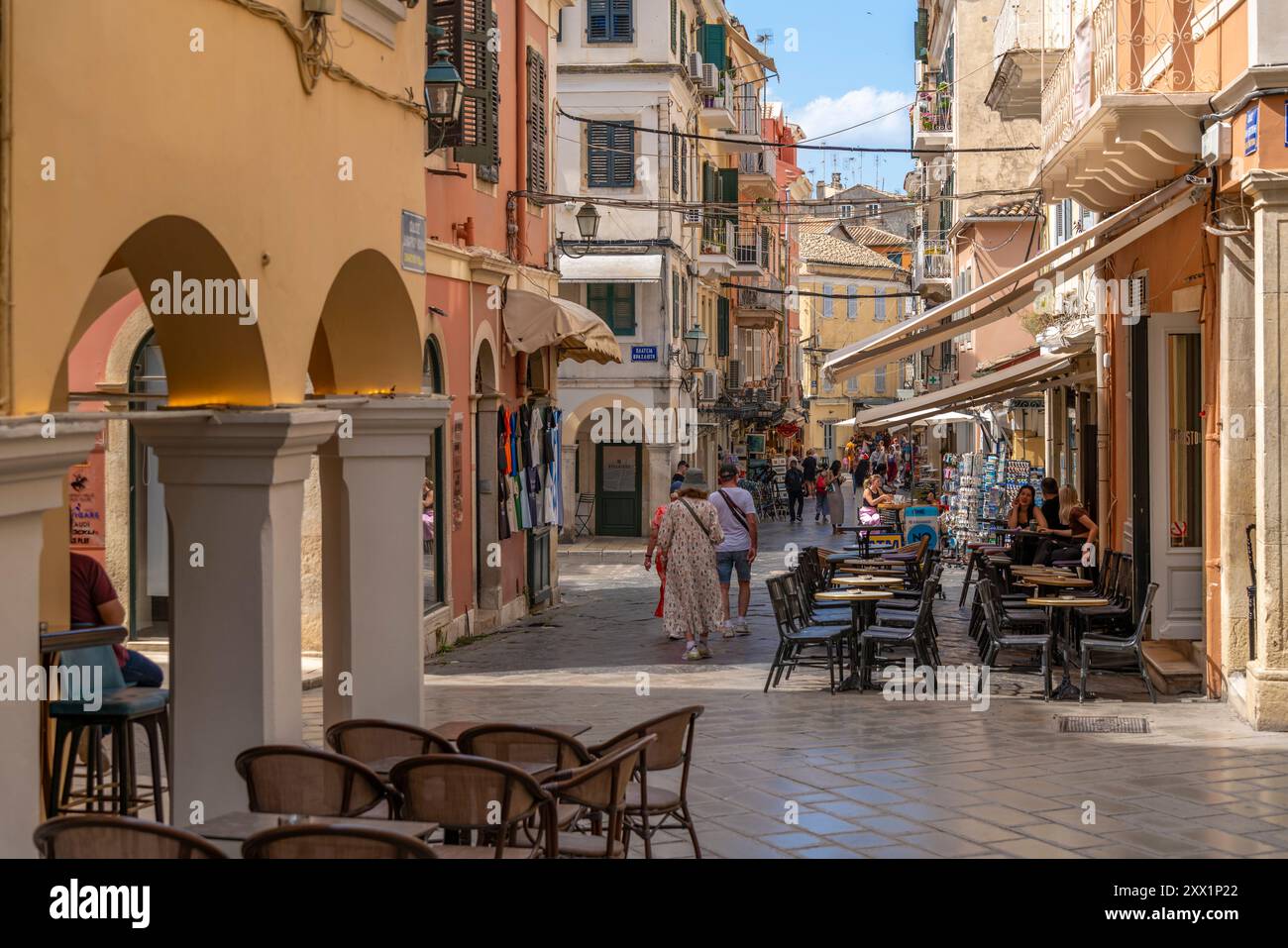 Vue des magasins et des cafés dans la rue étroite, Corfou ville, Corfou, mer Ionienne, îles grecques, Grèce, Europe Banque D'Images