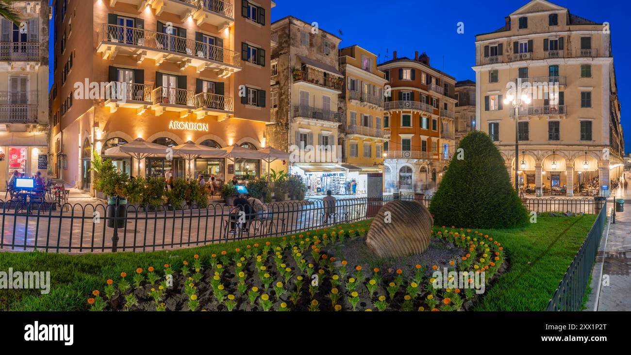 Vue des restaurants et des bars dans pot Throwing (Botides) au crépuscule, Corfou ville, Corfou, mer Ionienne, îles grecques, Grèce, Europe Banque D'Images