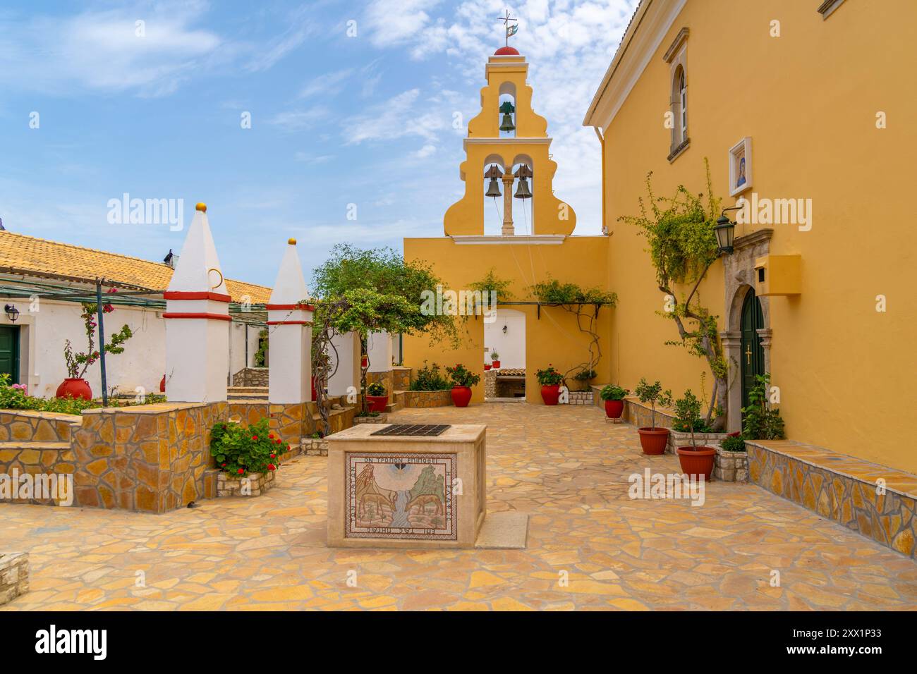 Vue du musée et du monastère de Paleokastritsa à Palaiokastritsa, Corfou, mer Ionienne, îles grecques, Grèce, Europe Banque D'Images