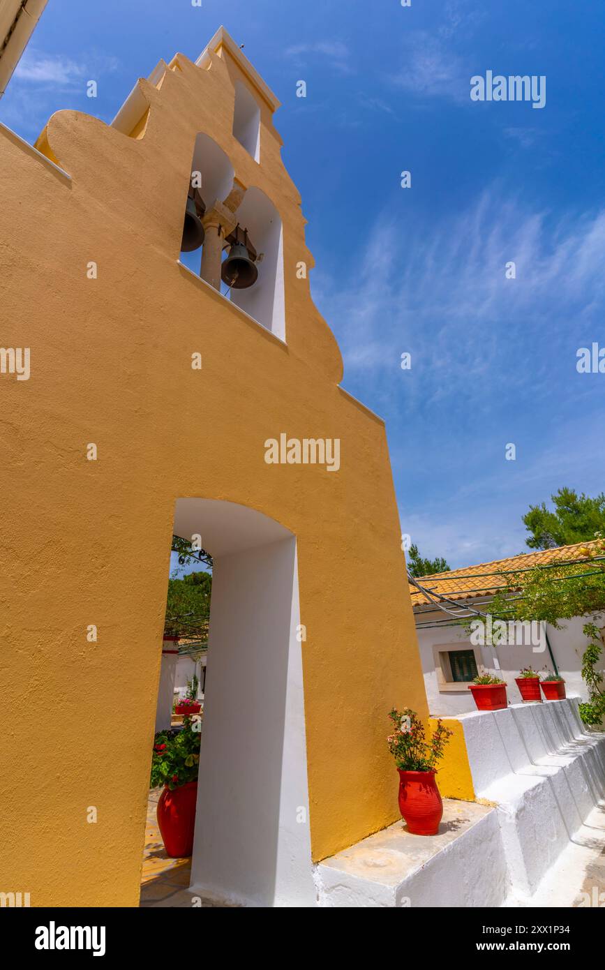 Vue du musée et du monastère de Paleokastritsa à Palaiokastritsa, Corfou, mer Ionienne, îles grecques, Grèce, Europe Banque D'Images