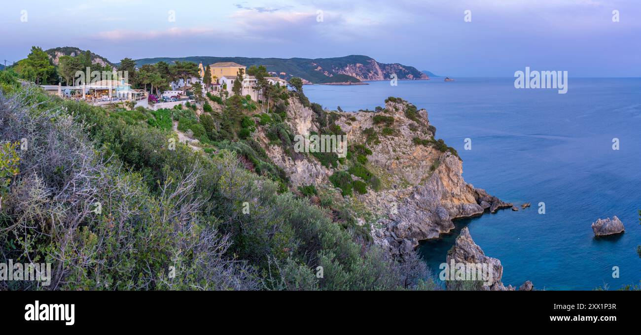 Vue de la côte du monastère de Paleokastritsa au coucher du soleil, Palaiokastritsa, Corfou, mer Ionienne, îles grecques, Grèce, Europe Banque D'Images