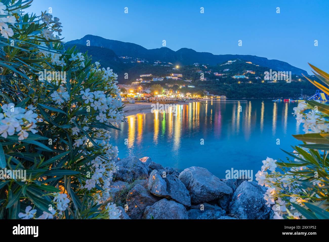 Vue de la mer Ionienne et de la plage d'Ipsos à Ipsos au crépuscule, Ipsos, Corfou, mer Ionienne, îles grecques, Grèce, Europe Banque D'Images