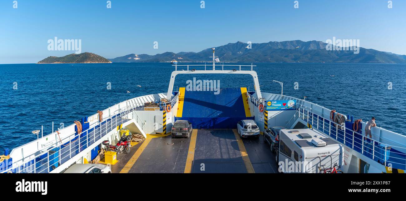 Vue de Thassos depuis le ferry, Thassos, mer Égée, îles grecques, Grèce, Europe Banque D'Images