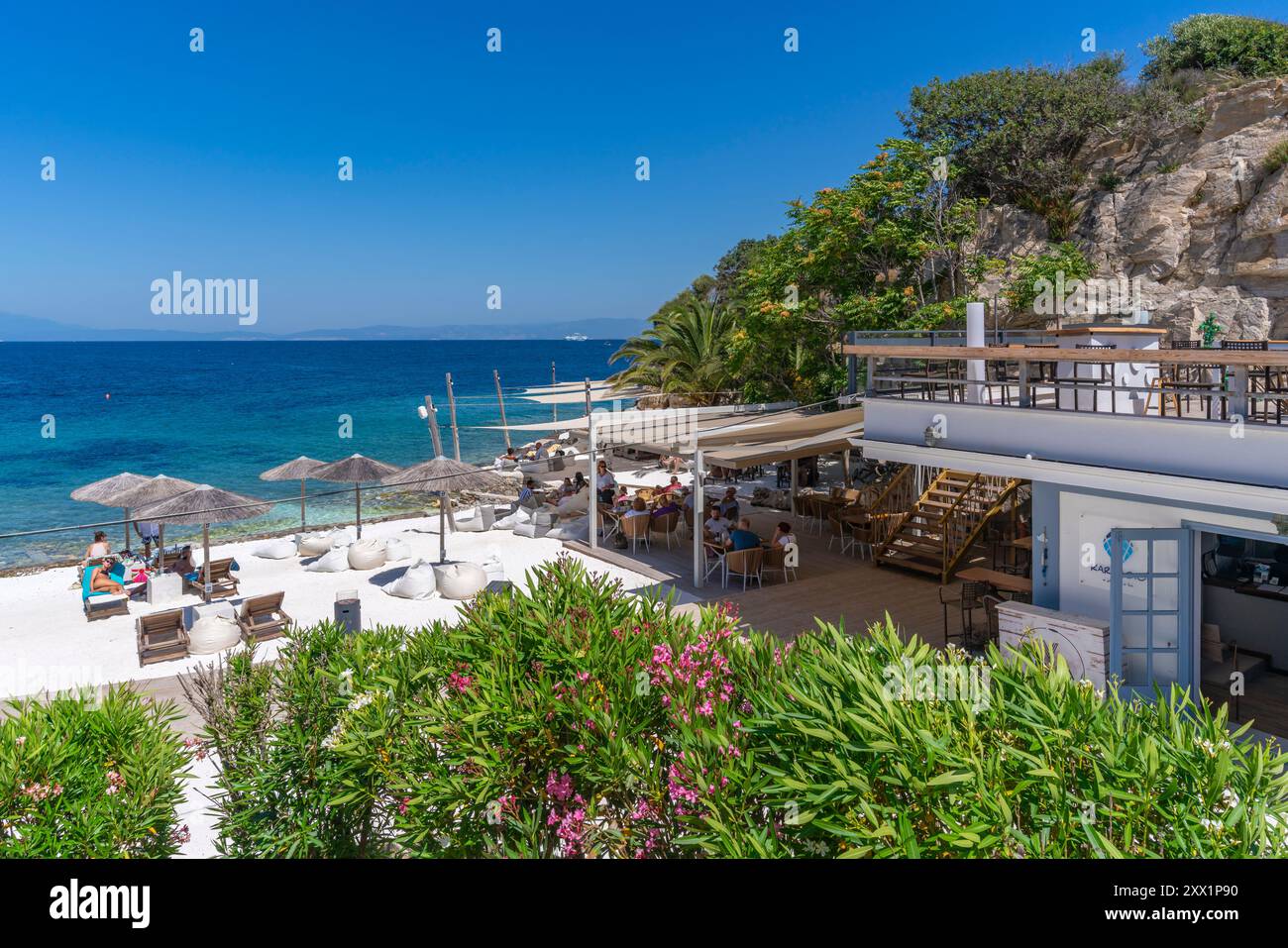 Vue du bar de plage et de la mer dans la ville de Thassos, Thassos, mer Égée, îles grecques, Grèce, Europe Banque D'Images Vue du bar de plage et de la mer dans la ville de Thassos, Thassos, mer Égée, îles grecques, Grèce, Europe Banque D'Images