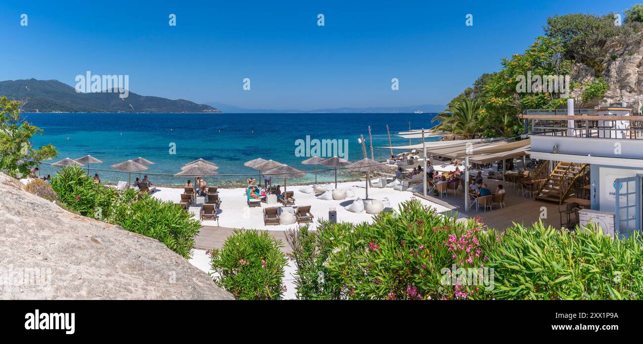 Vue du bar de plage et de la mer dans la ville de Thassos, Thassos, mer Égée, îles grecques, Grèce, Europe Banque D'Images