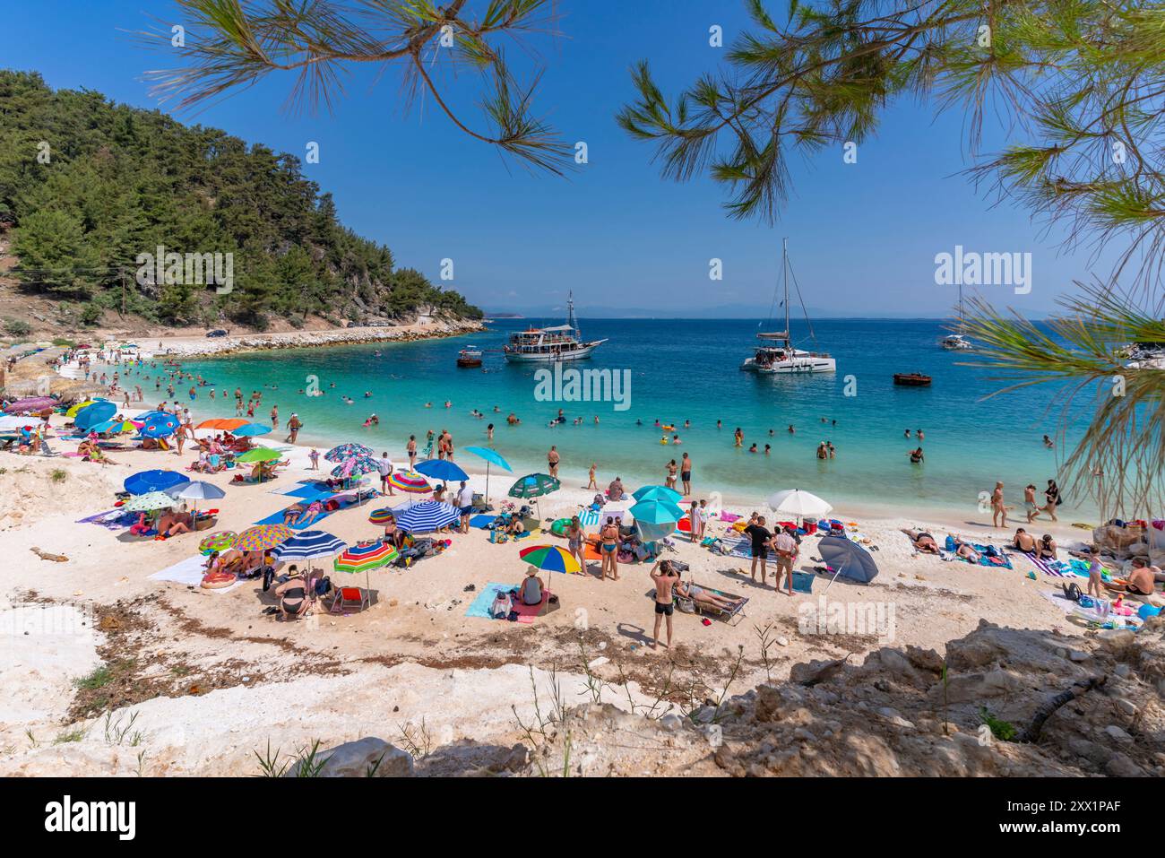 Vue de la scène de plage et bateau sur la mer à Porto Vathy, Makriammos, Thassos, mer Égée, îles grecques, Grèce, Europe Banque D'Images