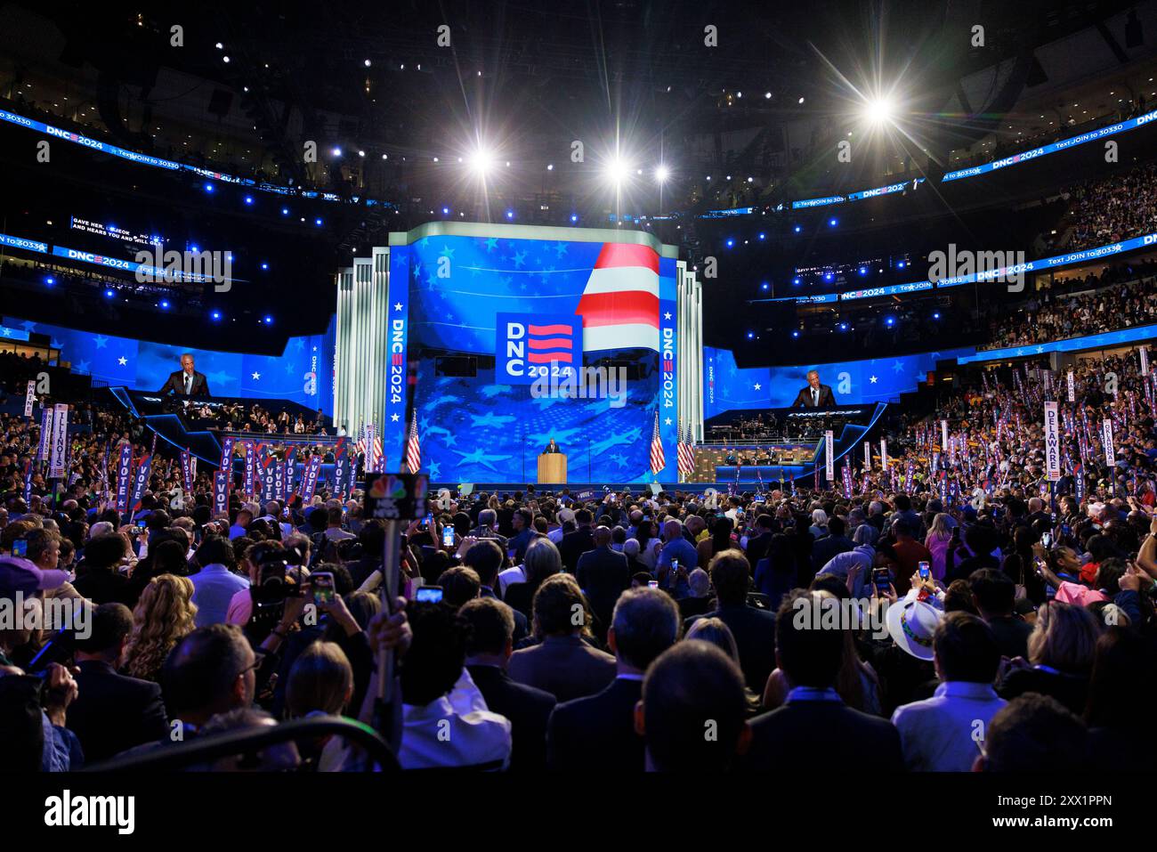 Chicago, États-Unis. 20 août 2024. CHICAGO, ILLINOIS - 20 AOÛT : Barack Obama prend la parole lors de la deuxième journée de la Convention nationale démocrate (DNC) au United Center le 20 août 2024 à Chicago, Illinois. Des délégués, des politiciens et des partisans du parti démocrate se rassemblent à Chicago, alors que l'actuelle vice-présidente Kamala Harris est nommée candidate à la présidence de son parti. Le DNC a lieu du 19 au 22 août. Crédit : Jeremy Hogan/Alamy Live News Banque D'Images