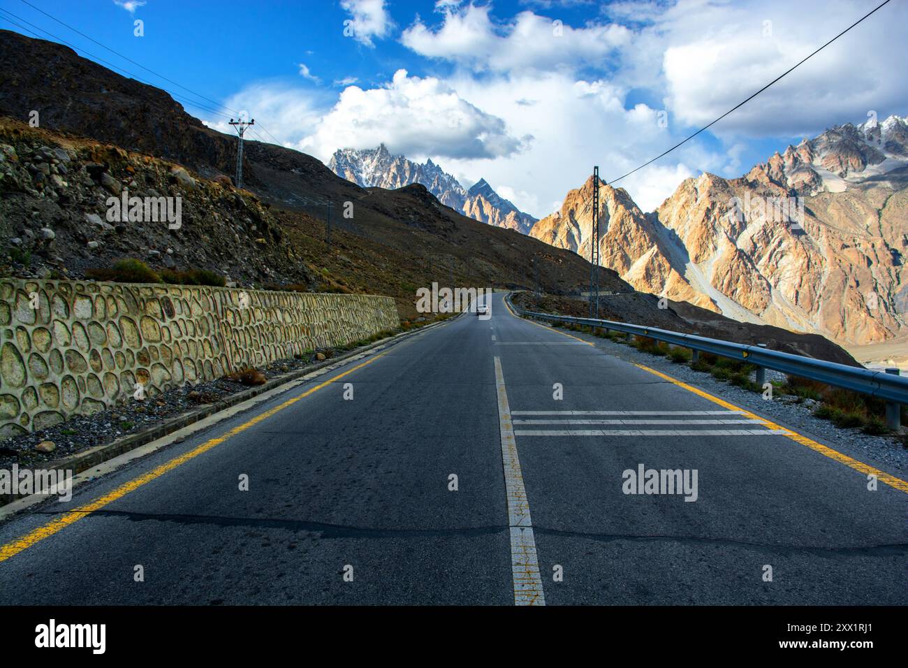 Cônes passu, glacier et l'autoroute Karakoram dans la vallée de Hunza Banque D'Images