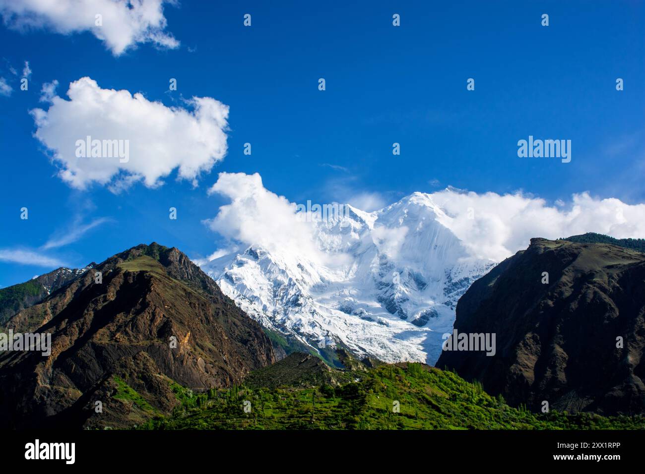 Rakaposhi, debout à 7 788 mètres, est une montagne majestueuse dans la chaîne Karakoram au Pakistan, située dans la vallée de Nagar, au Pakistan Banque D'Images