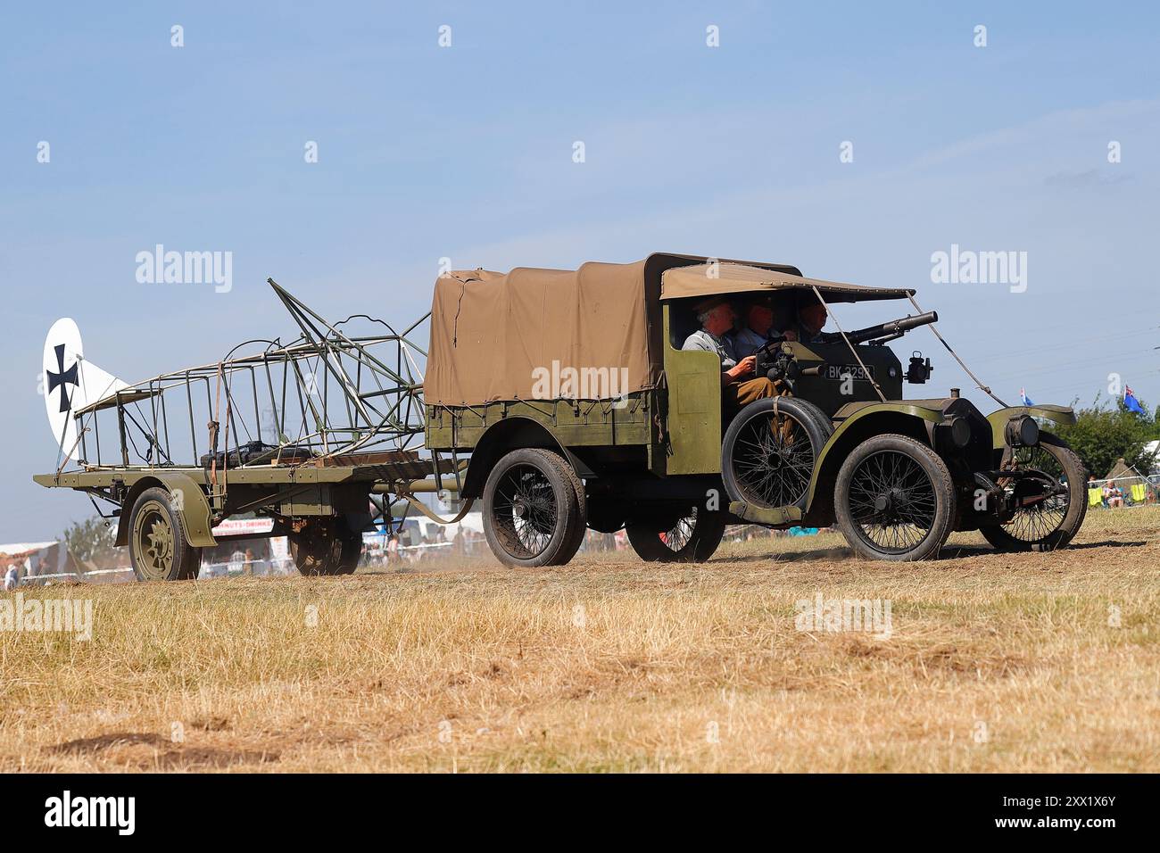 Un Crossley Tender 25/30 remorquant la queue d'un avion en défilé à Yorkshire Wartime Experience à Hunsworth, West Yorkshire, Royaume-Uni Banque D'Images