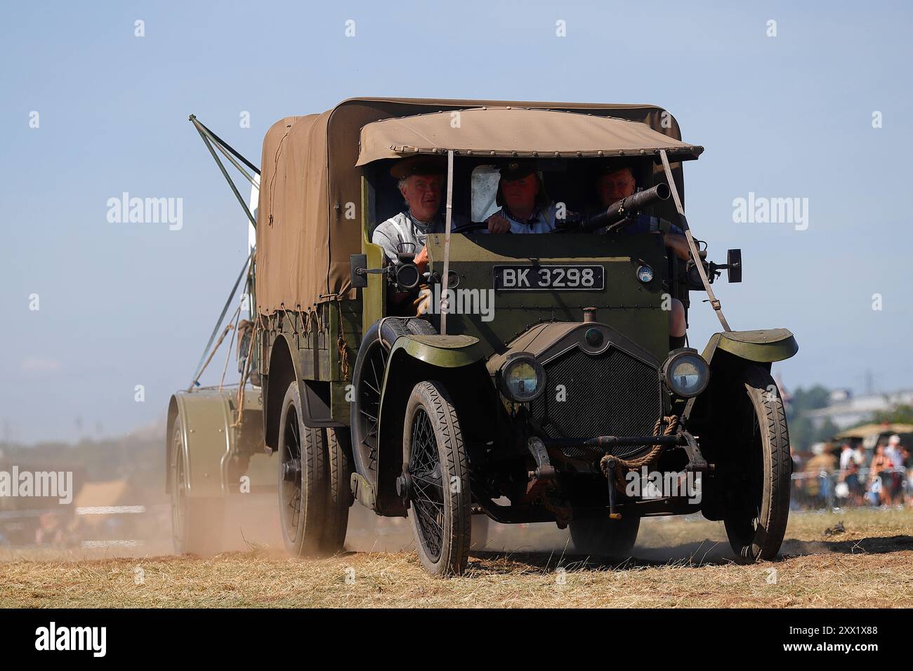 Un Crossley Tender 25/30 remorquant la queue d'un avion en défilé à Yorkshire Wartime Experience à Hunsworth, West Yorkshire, Royaume-Uni Banque D'Images