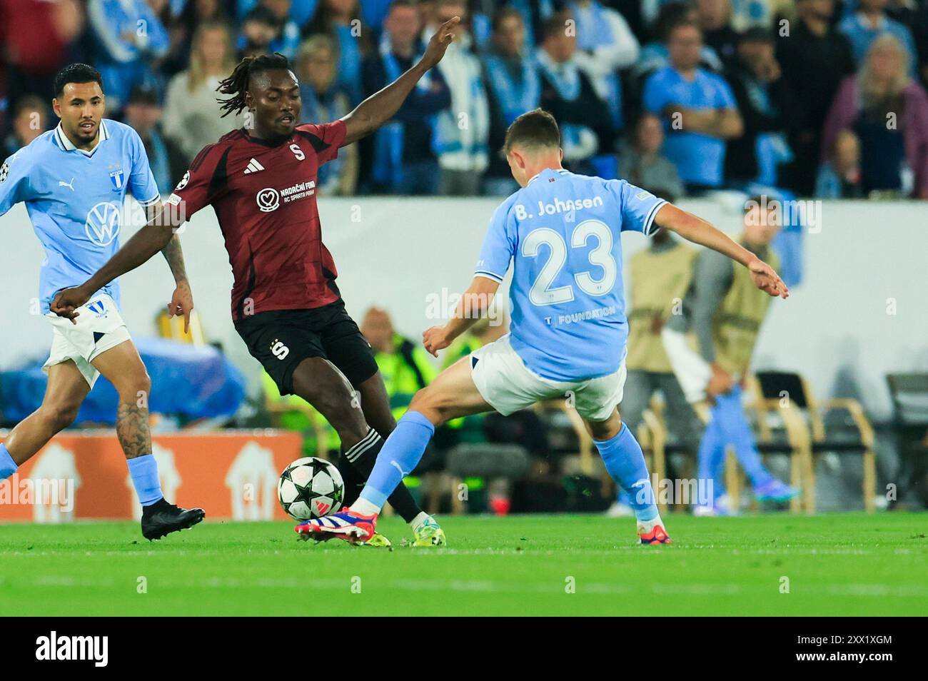 Malmö, SUÈDE 20240821Victor Olatunji de Sparta et Lasse Berg Johnsen de Malmö de #23 en action lors du match de première manche éliminatoire de la Ligue des Champions entre Malmo FF et AC Sparta Praha au Malmo New Stadium, à Malmo, Suède, le 21 août 2024. Photo : Andreas Hillergren/TT/Code 10600 crédit : TT News Agency/Alamy Live News Banque D'Images