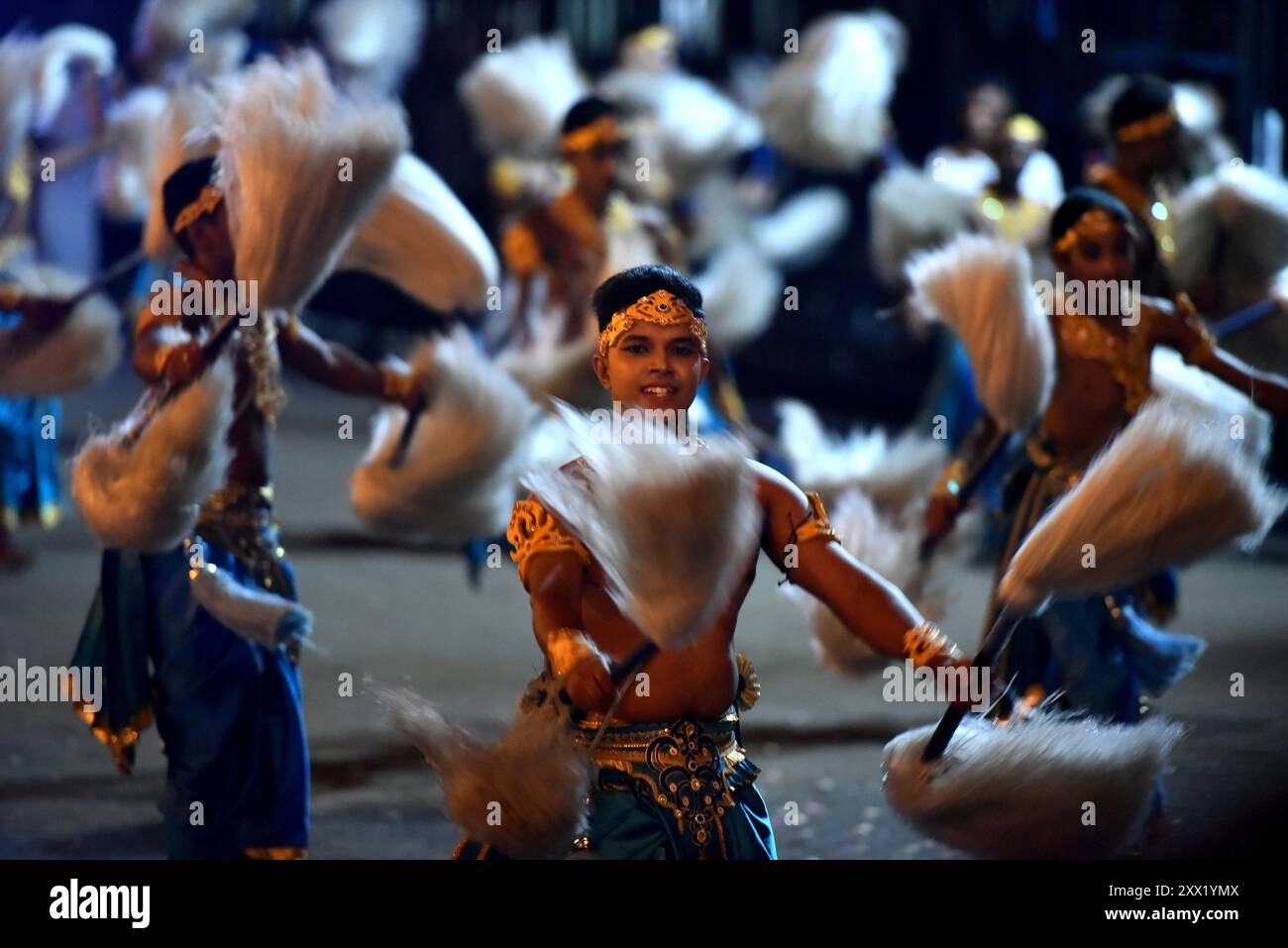 Kandy, Sri Lanka. 19 août 2024. Le Kandy Esala Perahera, l'un des festivals bouddhistes les plus anciens et les plus grandioses du pays, a lieu à Kandy, Sri Lanka, le 19 août 2024. Le concours culturel et religieux a lieu chaque année pour rendre hommage à la relique de la dent sacrée et invoquer les bénédictions des divinités gardiennes (Sri Vishnu, Kataragama, Natha et Pathini des quatre dévalas). (Photo de Ruwan Walpola/Pacific Press/Sipa USA) crédit : Sipa USA/Alamy Live News Banque D'Images