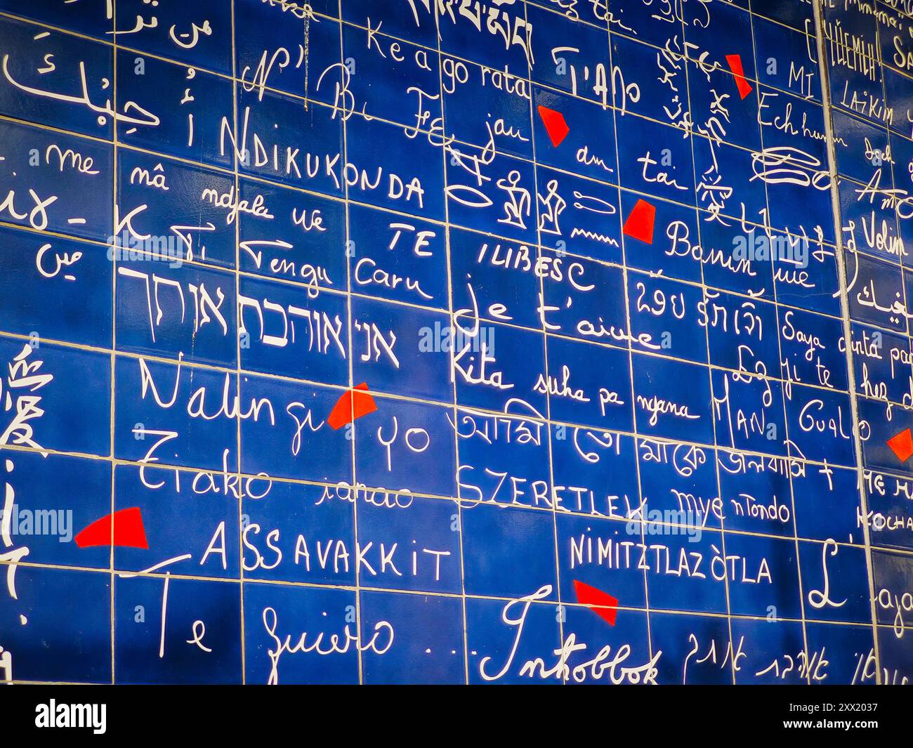 Mur d'amour à Montmartre Paris. Je t'aime est écrit dessus dans toutes les langues internationales Banque D'Images