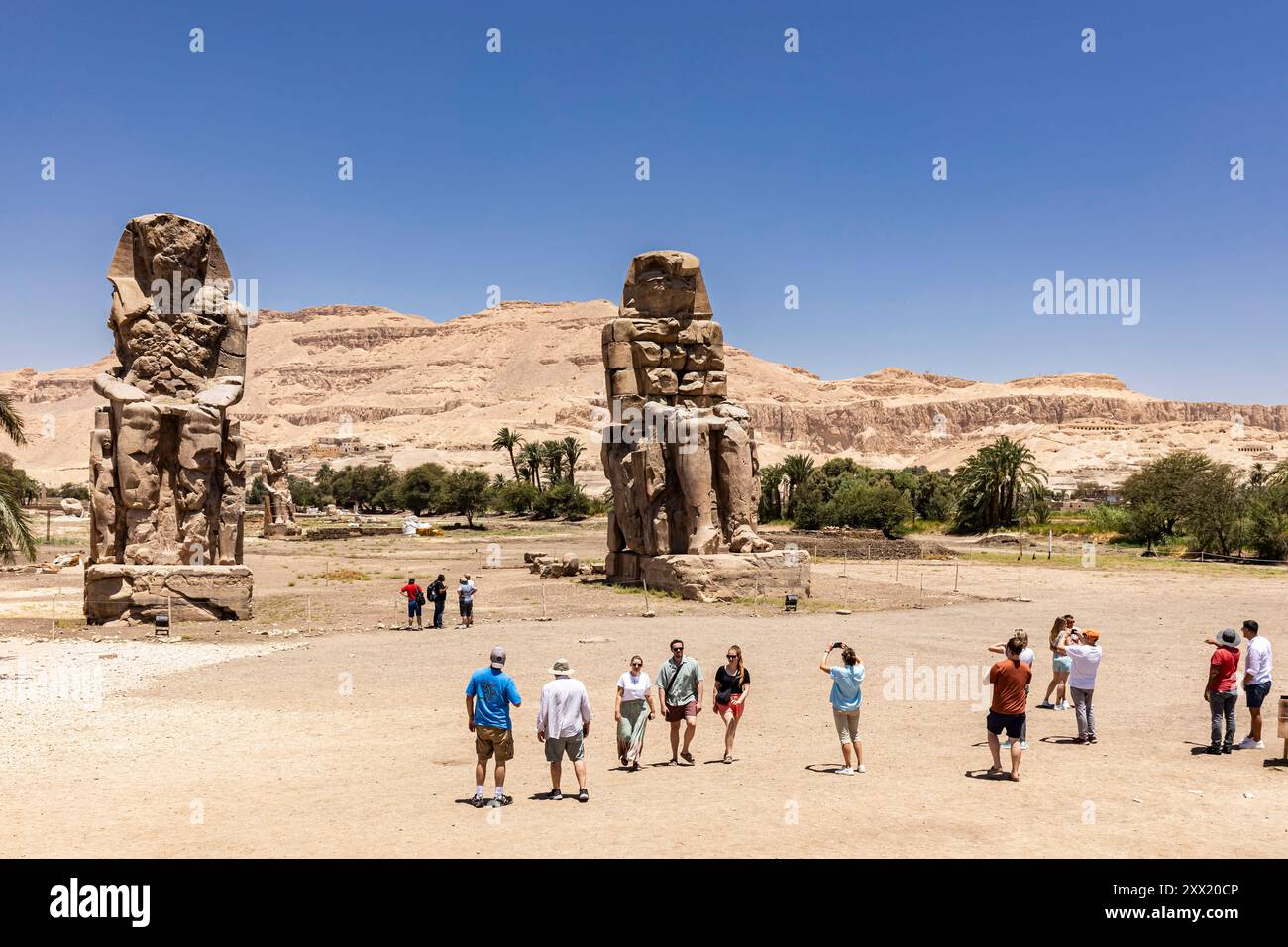 Colosses de Memnon, statues massives en pierre d'Amenhotep III, Louxor, Egypte, Afrique du Nord, Afrique Banque D'Images