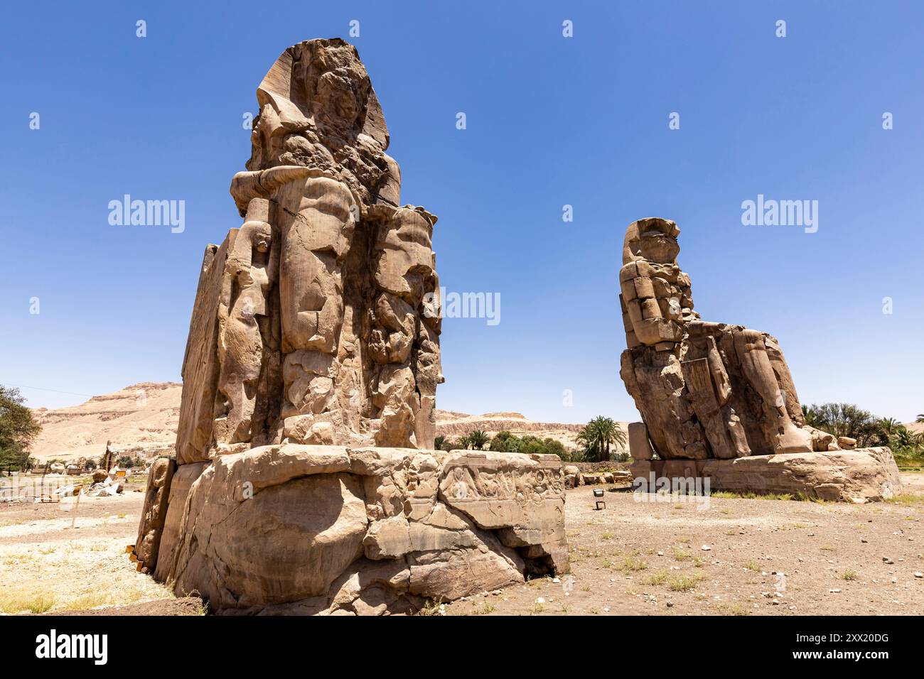 Colosses de Memnon, statues massives en pierre d'Amenhotep III, Louxor, Egypte, Afrique du Nord, Afrique Banque D'Images