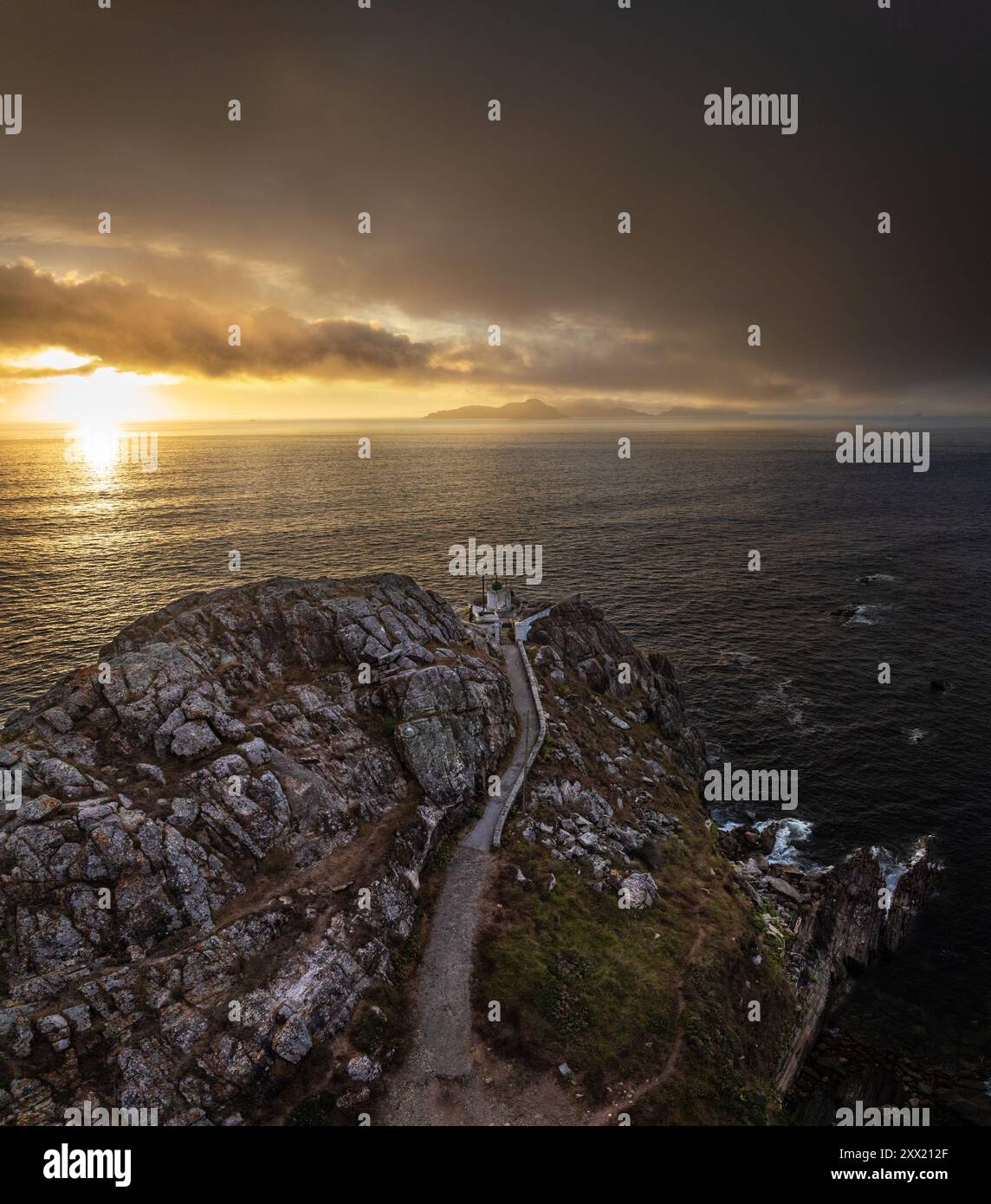 Panorama aérien des îles Cies dans la Ria de Vigo, Galice, Espagne, par un après-midi d'été orageux. Ces îles spectaculaires, au large de Ponteve Banque D'Images