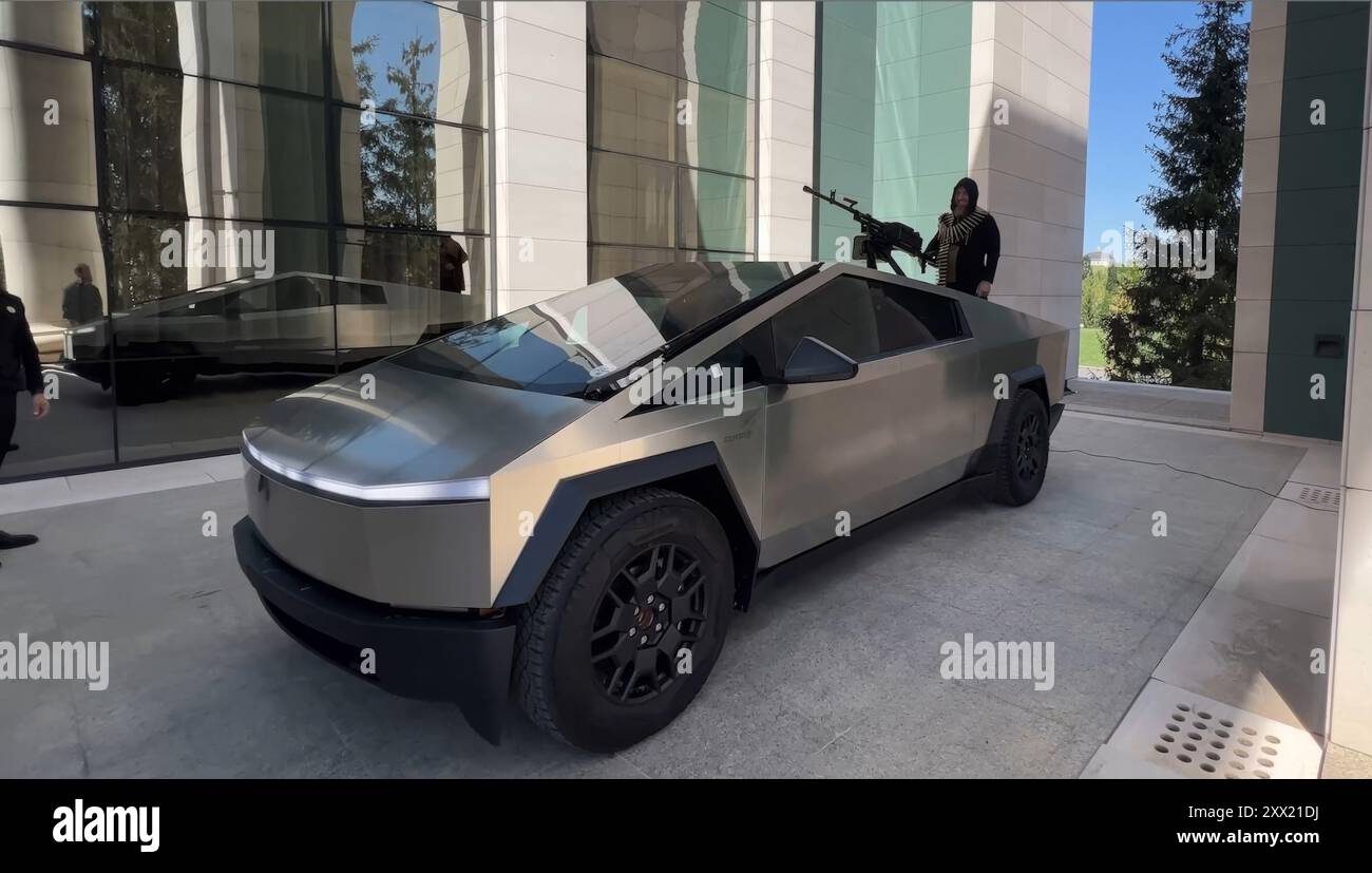 Grozny, Russie. 17 août 2024. Le leader tchétchène Ramzan Kadyrov, portant un bandolier de balles pose derrière une mitrailleuse lourde montée sur un Cybertruck Tesla, 17 août 2024 à Grozny, République tchétchène, Russie. Kadyrov a affirmé que le camion était un cadeau du directeur général de Tesla, Elon Musk, qui a nié toute implication. Crédit : document/Kadyrov 95/Alamy Live News Banque D'Images