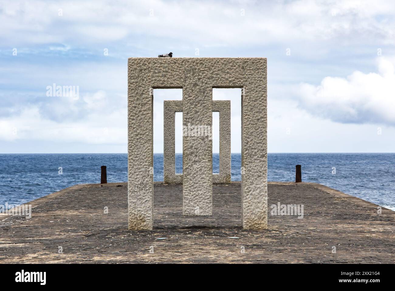 Garachico, Espagne -8 août 2024 : Tensei Tenmoku, sculpture en marbre d'art contemporain, Garachico, île Canaries de Tenerife, Espagne Banque D'Images