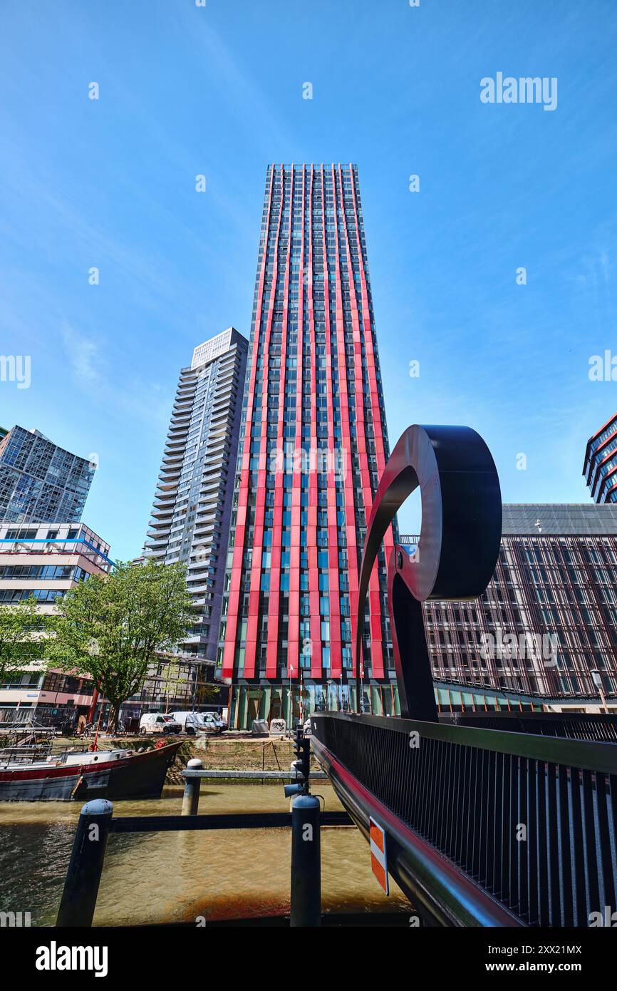 Rotterdam, pays-Bas - 10 avril 2024 : la tour et le bloc «flottant» de la résidence Red Apple dans la zone du canal Wijnhaven Banque D'Images