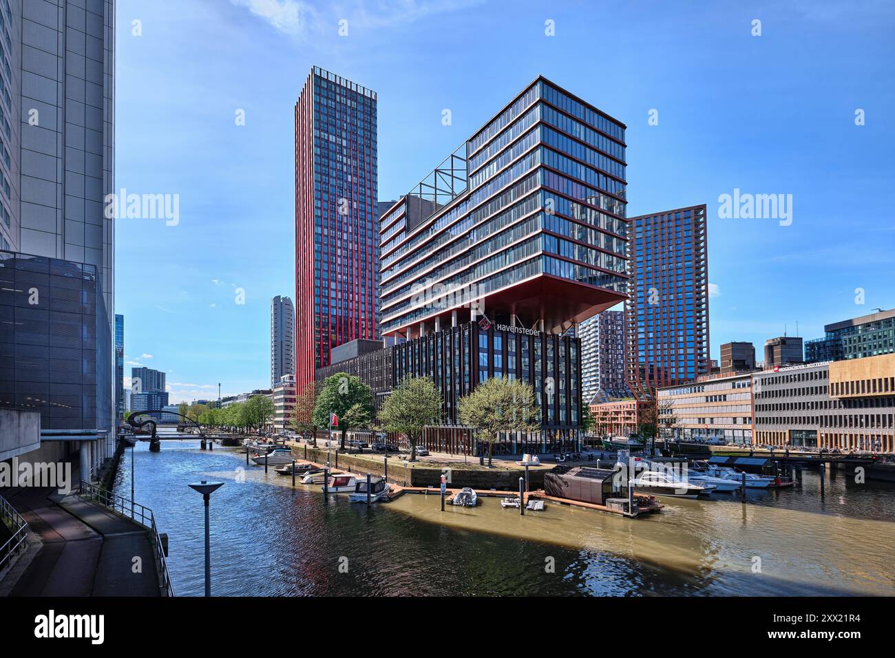 Rotterdam, pays-Bas - 10 avril 2024 : la tour et le bloc «flottant» de la résidence Red Apple dans la zone du canal Wijnhaven Banque D'Images