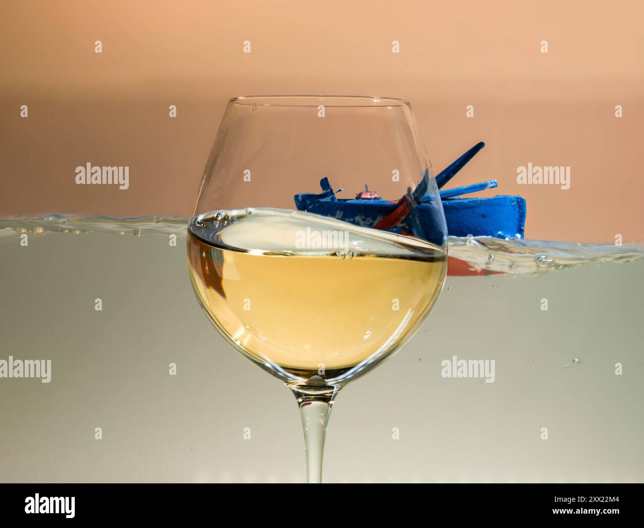 Bateau conceptuel naviguant dans un verre à vin orageux Banque D'Images