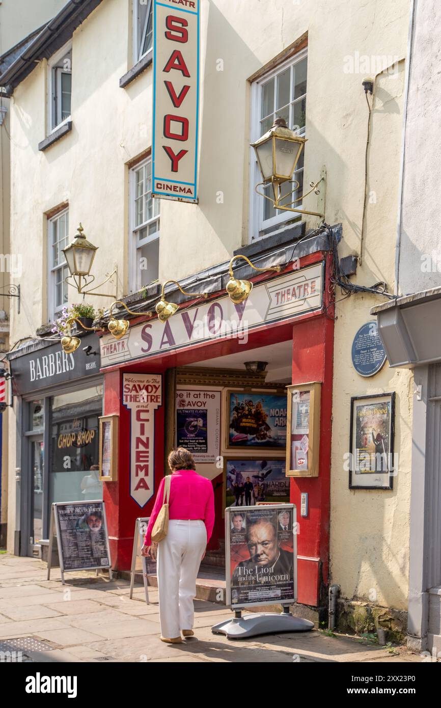 Femme sur le point d'entrer dans le cinéma Savoy et le théâtre dans Church Street, Monmouth réputé le plus ancien site de théâtre en activité au pays de Galles Banque D'Images