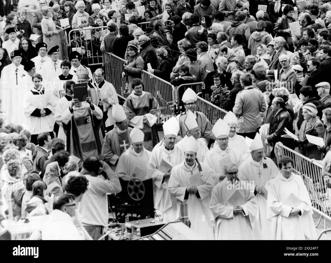 LA MESSE CATHOLIQUE ROMAINE EN PLEIN AIR, GUILDHALL SQUARE, PORTSMOUTH, 1983 PIC MIKE WALKER 1983 Banque D'Images