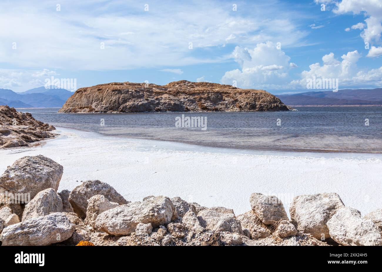 Lac Assal eaux de lac salé avec des îles au milieu, le point le plus bas de l'Afrique, région de Tadjourah, Djibouti Banque D'Images