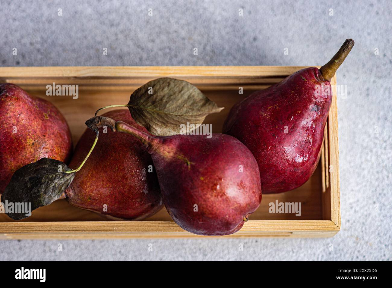 Vue aérienne d'une boîte de poires Red Bartlett sur une table Banque D'Images