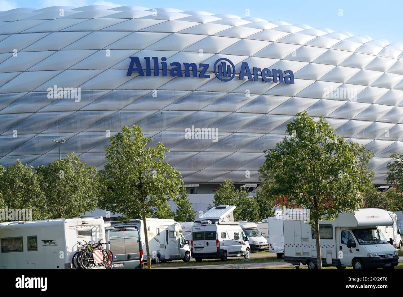 Allianz Arena, München, Fußballstadion, Wohnmobile, Parkplätze camper, Freizeit, Reisen, Tourismus, Deutschland. Schlagworte : Fußballtourismus, UEFA, Bundesliga, Fanreisen, Wohnmobilboom, nachhaltiger Tourismus, Mobilität und Freizeit, Parkraummanagement, Evénements à Großstadien, Infrastruktur für Sportveranstaltungen, Auswirkungen von Großevents auf die lokale Wirtschaft, Verkehrskonzepte BEI Großveranstaltungen, Umweltbelastung durch Tourismus, Alternative Übernachtungsmöglichkeiten. *** Allianz Arena, Munich, stade de football, camping-cars, places de parking, campeurs, loisirs, voyages, tourisme, germes Banque D'Images