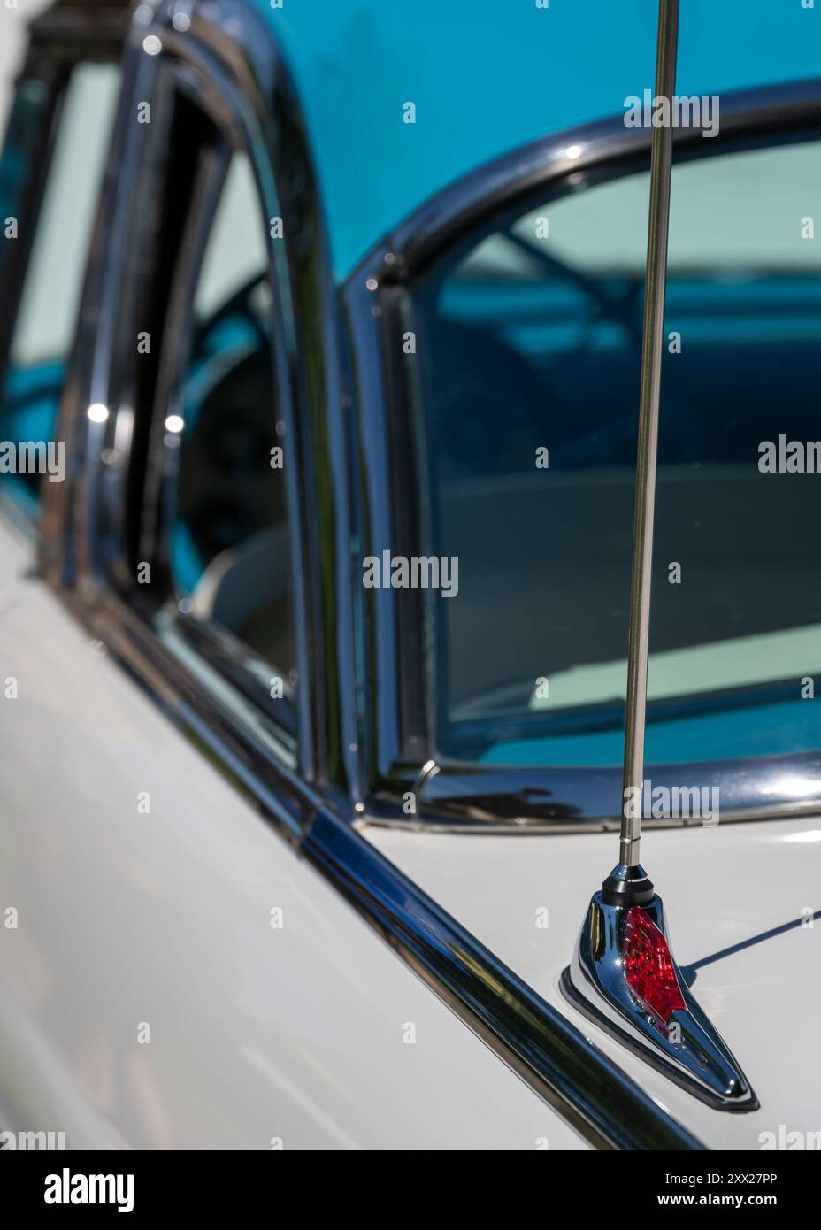 DEARBORN, mi/États-Unis - 15 JUIN 2024 : gros plan d'une antenne radio Ford Crown Victoria de 1956, le salon automobile Henry Ford (THF) Motor Muster, Greenfield Village. Banque D'Images