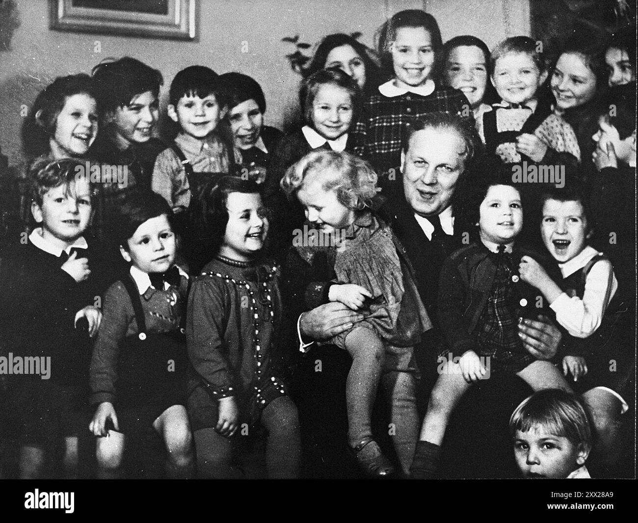 Photo d'enfants juifs danois dans un foyer pour enfants après leur évasion du Danemark. L'histoire des Juifs danois est une exception à l'indifférence générale observée ailleurs pendant l'Holocauste. Le diplomate allemand GeorgFerdinand Duckwitz a averti un membre du gouvernement danois que les déportations allaient commencer. Les Juifs ont tous fui dans la clandestinité et ont été introduits clandestinement par la résistance danoise à la Suède neutre, qui a promis la sécurité aux Juifs. En raison de cela, presque tous les 7800 Juifs du Danemark ont survécu. Banque D'Images